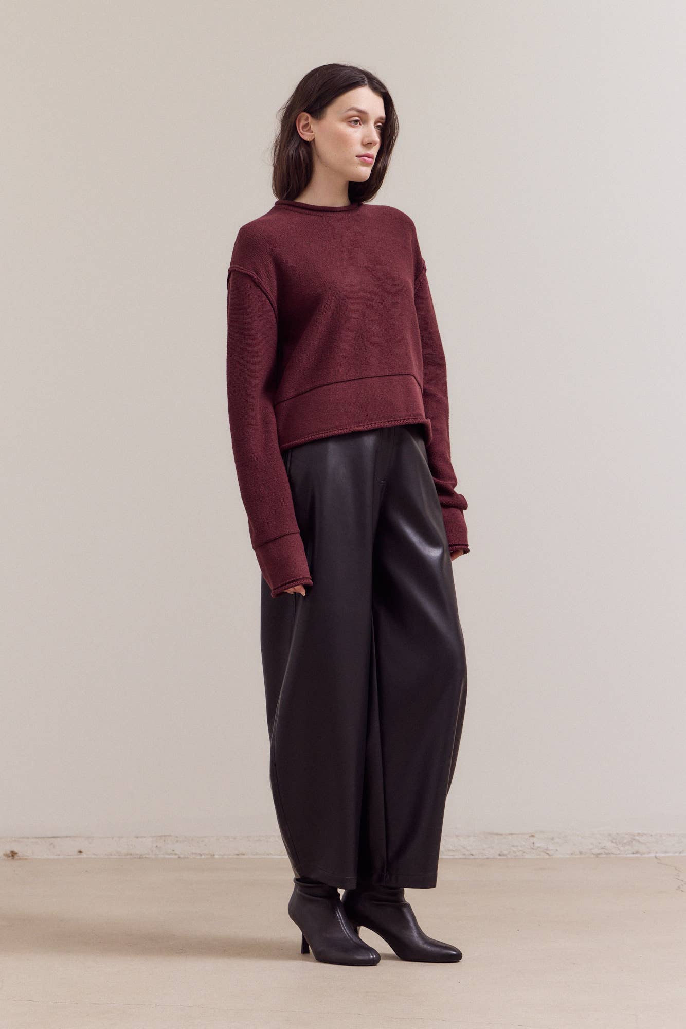 42043 - ROLLED EDGE DETAIL LONG SLEEVE TOP