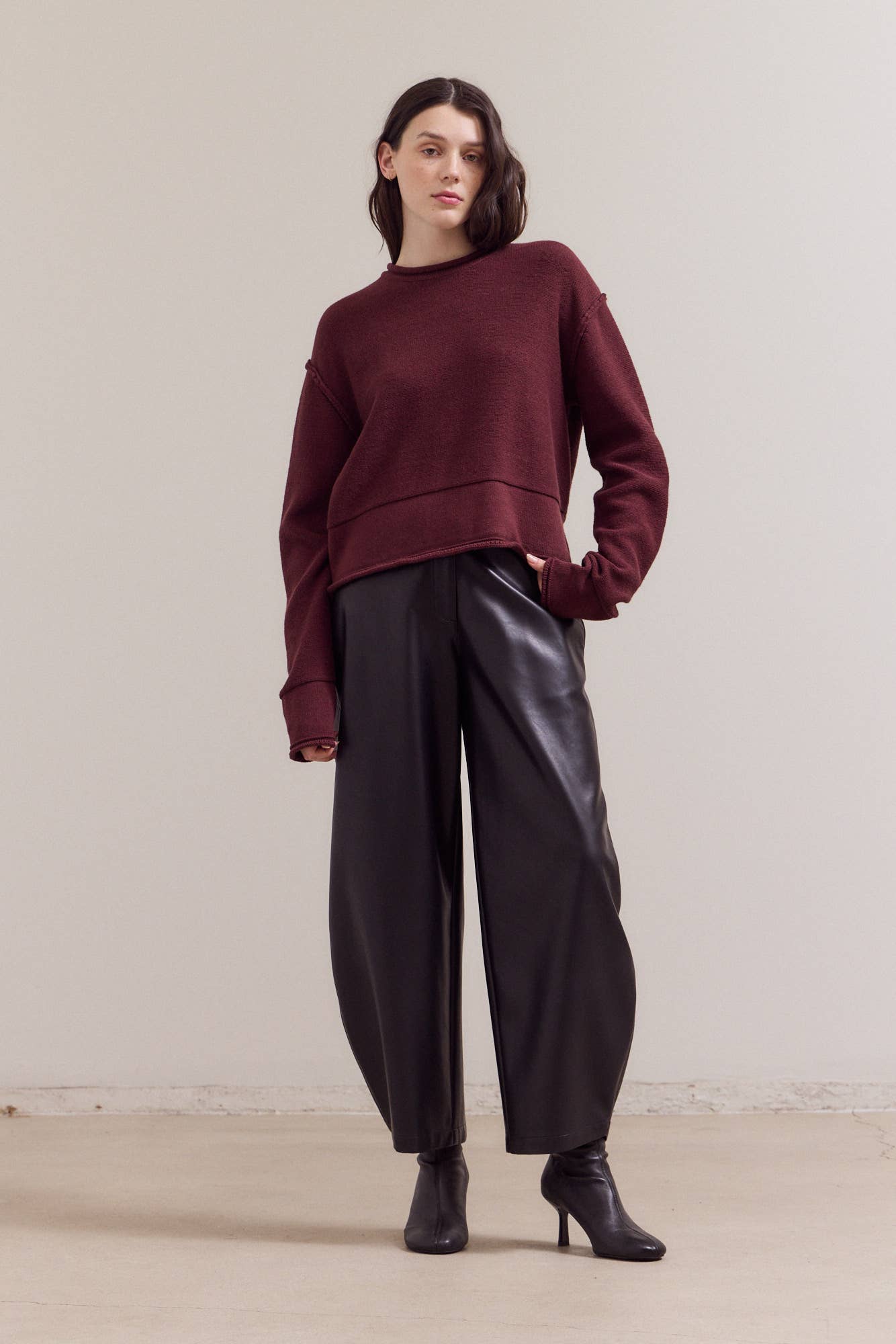 42043 - ROLLED EDGE DETAIL LONG SLEEVE TOP
